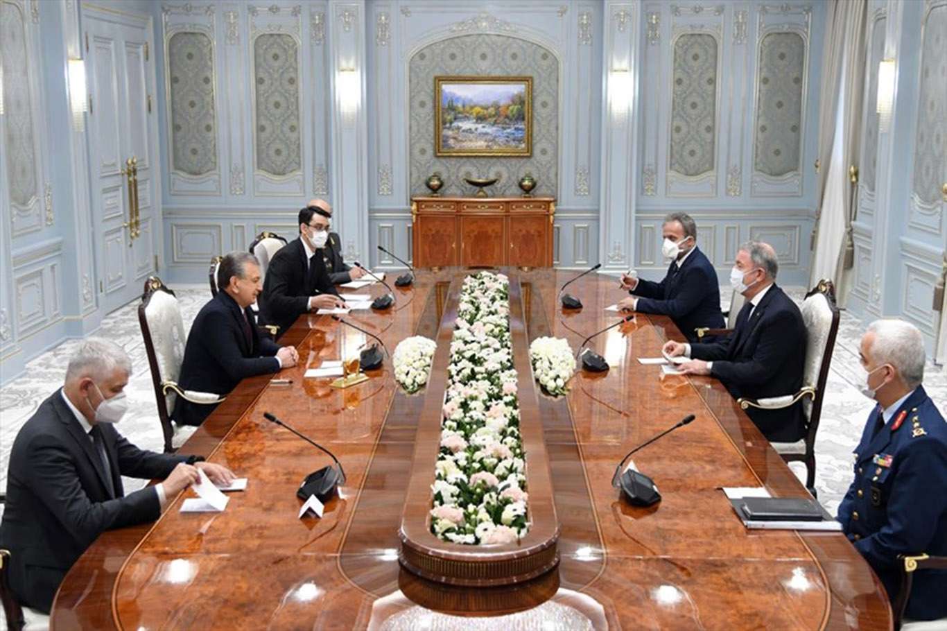 Milli Savunma Bakanı Akar Özbekistan Cumhurbaşkanı Mirziyoyev ile görüştü
